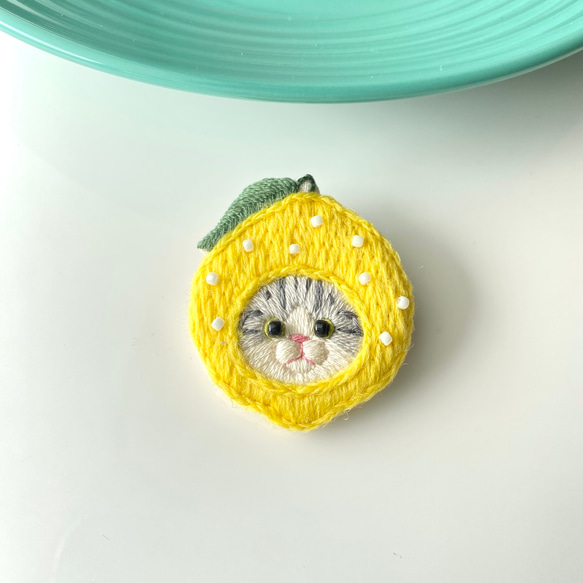 ほっかむり猫の刺繍ブローチ/レモン　※受注制作※檸檬　サバ白 6枚目の画像