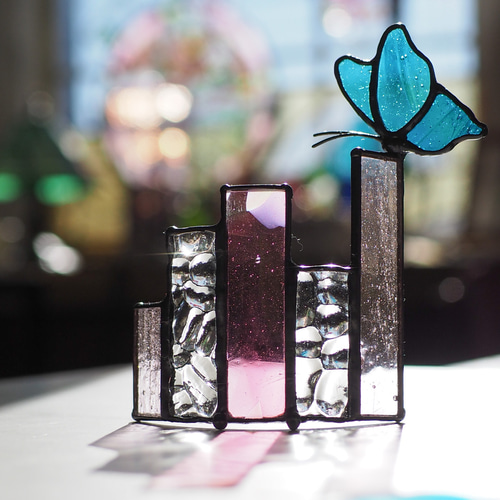 サンキャッチャー♡ハンドメイド「ベリーピンクのステンドグラス♡」 春・蝶と桜色 ステンドグラス サンキャッチャー ピンク サン
