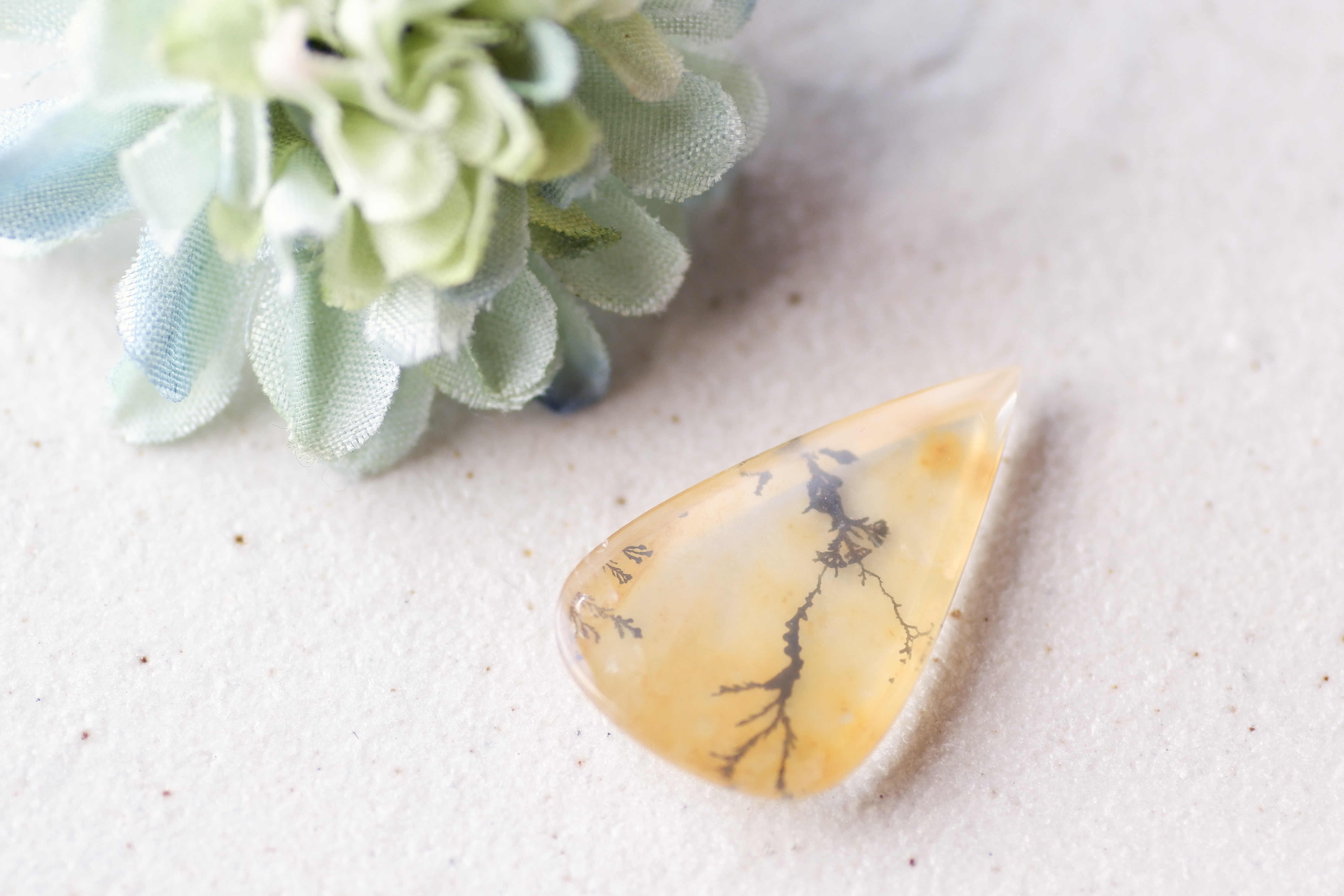 デンドリティック・クォーツ＊ファンシー・バフトップ・カット＊15.05ct＊27.0×16.4mm＊IQU-073