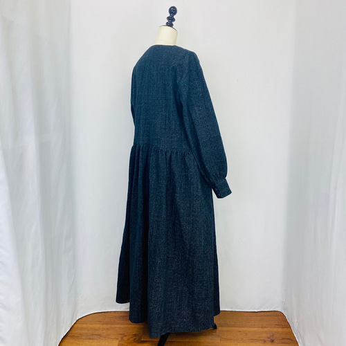 遠州織物】クルミ釦タックワークフレアーワンピース 黒系 たてよこ絣  