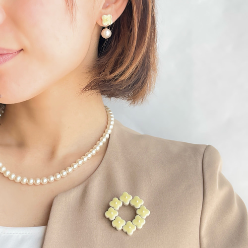 2点セット】ミモザイエロー小花のリースブローチと揺れるコットン