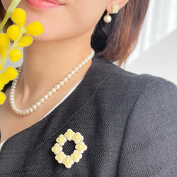 2点セット】ミモザイエロー小花のリースブローチと揺れるコットン