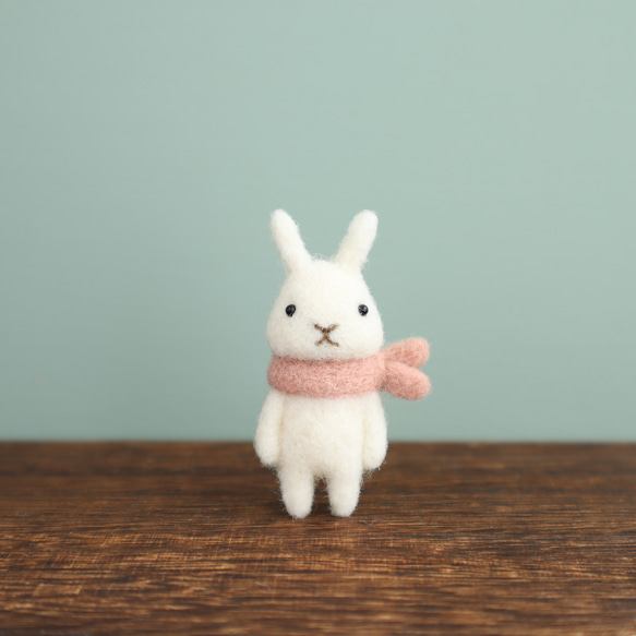 羊毛フェルトブローチ　ウサギ　小さな友達・白 1枚目の画像