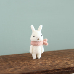 羊毛フェルトブローチ　ウサギ　小さな友達・白 2枚目の画像