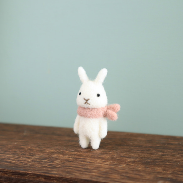 羊毛フェルトブローチ　ウサギ　小さな友達・白 3枚目の画像