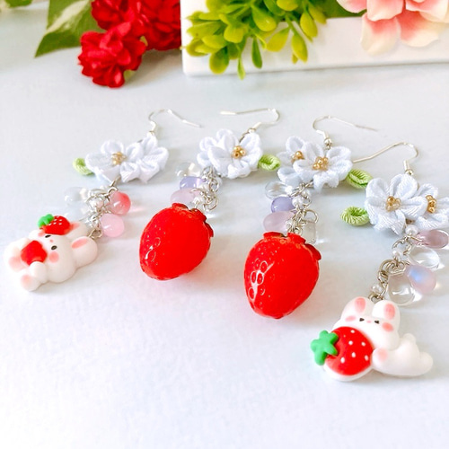 うさぎと苺のアシンメトリーピアス つまみ細工 ピアス イヤリング 