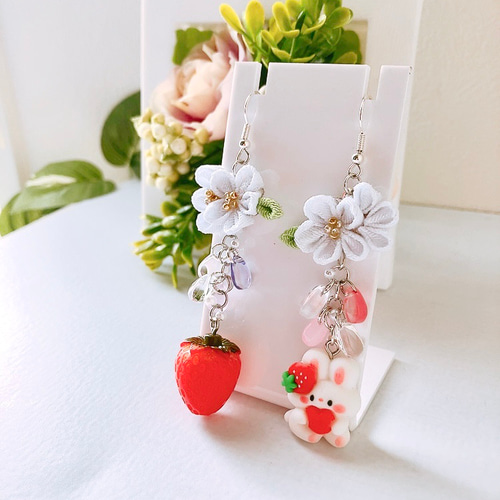 うさぎと苺のアシンメトリーピアス つまみ細工 ピアス イヤリング 