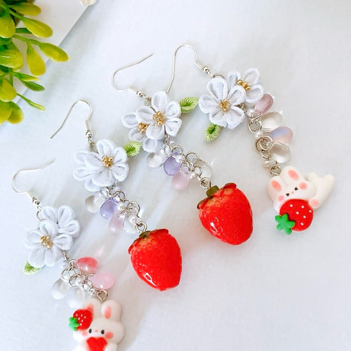 うさぎと苺のアシンメトリーピアス つまみ細工 ピアス イヤリング 