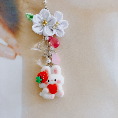 うさぎと苺のアシンメトリーピアス つまみ細工 ピアス イヤリング 