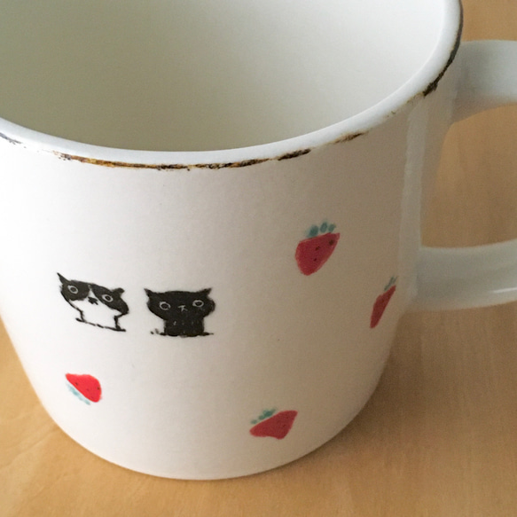 苺・ハチワレ猫と黒猫マグカップ 15枚目の画像