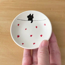 苺・ハチワレ猫/三毛猫/黒猫　豆皿「テーブルでコロコロ」 Creema限定 1枚目の画像
