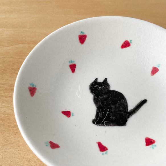 苺ｘハチワレ猫/黒猫　豆皿 Creema限定 3枚目の画像