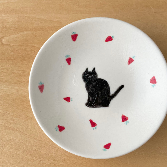 苺ｘハチワレ猫/黒猫　豆皿 Creema限定 4枚目の画像