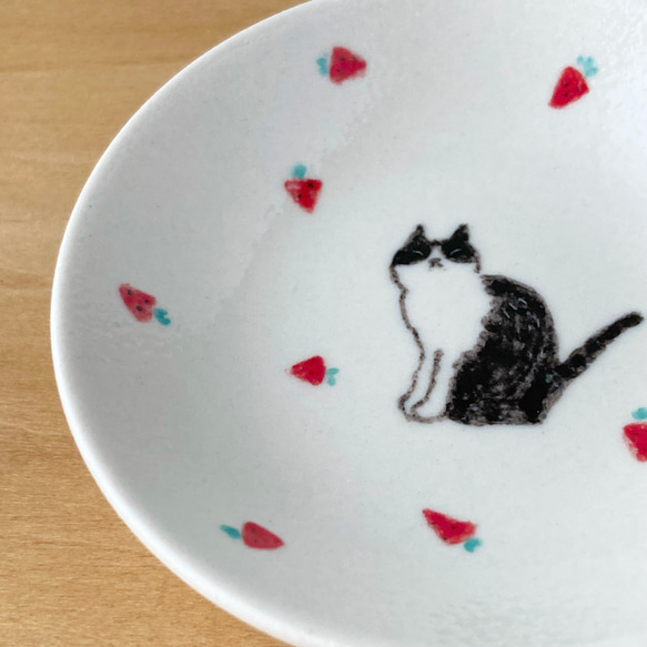 苺ｘハチワレ猫/黒猫　豆皿 Creema限定 8枚目の画像