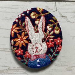 手刺繍オリジナルブローチ＊花と兎 1枚目の画像