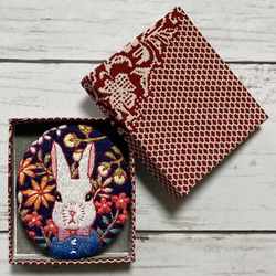 手刺繍オリジナルブローチ＊花と兎 2枚目の画像