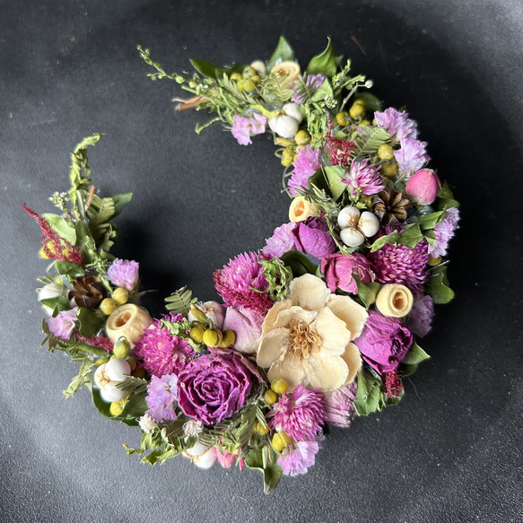 ピンクの花達ドライフラワー三日月リース　祝いの木　母の日ギフト　玄関リース　プレゼント　ナチュラル　誕生日 5枚目の画像