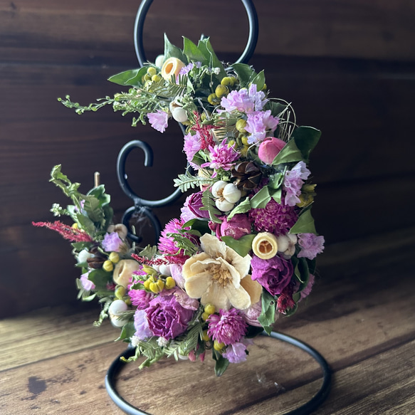 ピンクの花達ドライフラワー三日月リース　祝いの木　母の日ギフト　玄関リース　プレゼント　ナチュラル　誕生日 2枚目の画像