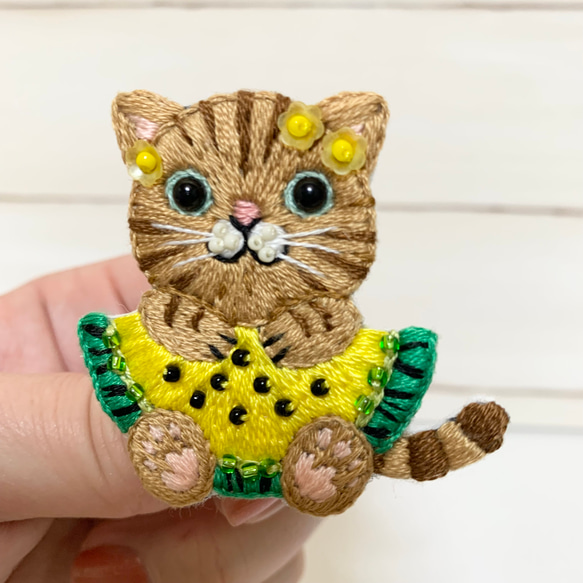 スイカ大好きなトラ猫 の手刺繍ブローチ 2枚目の画像