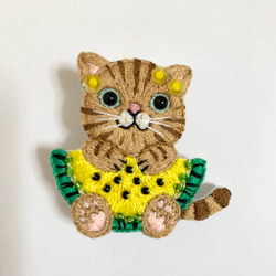 スイカ大好きなトラ猫 の手刺繍ブローチ 1枚目の画像