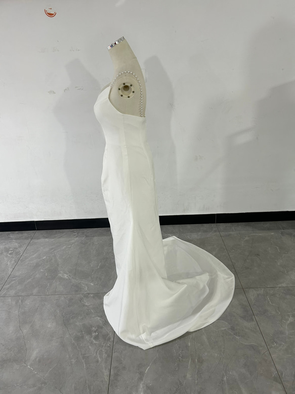 エレガント キャミソール オフホワイト Vネックドレス 背中見せ 二次会 トレーン 2枚目の画像