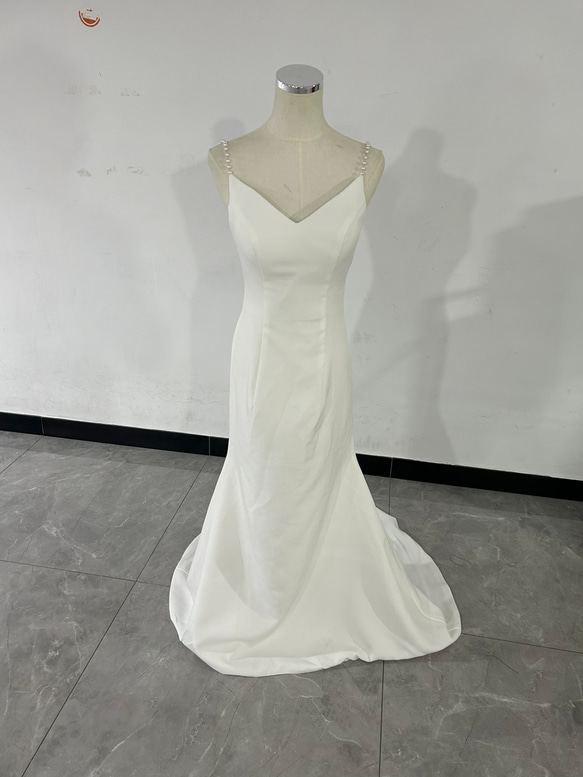 エレガント キャミソール オフホワイト Vネックドレス 背中見せ 二次会 トレーン 1枚目の画像