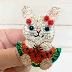 スイカ大好きな白うさぎ の手刺繍ブローチ 2枚目の画像