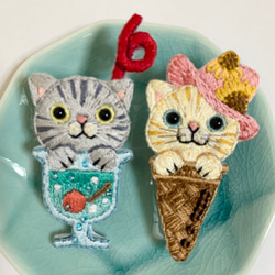 ソフトクリームの茶トラ猫 の手刺繍ブローチ 4枚目の画像