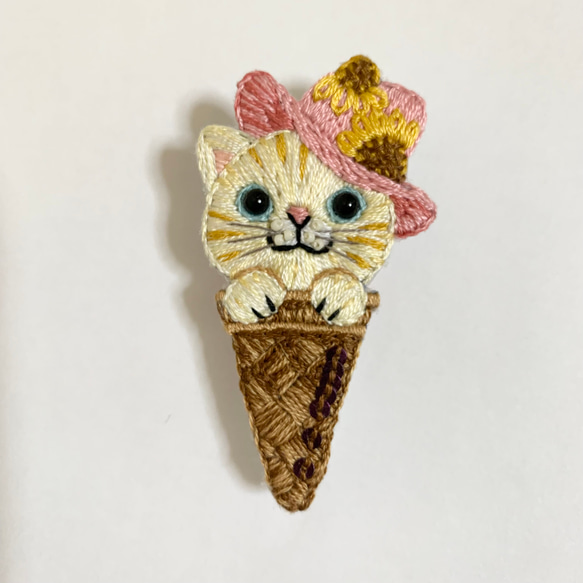 ソフトクリームの茶トラ猫 の手刺繍ブローチ 1枚目の画像