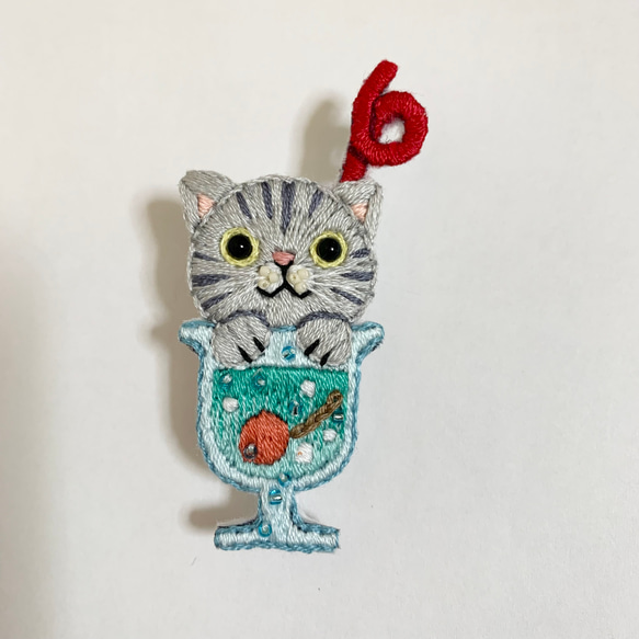メロンソーダのサバトラ猫 の手刺繍ブローチ 1枚目の画像