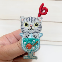 メロンソーダのサバトラ猫 の手刺繍ブローチ 2枚目の画像
