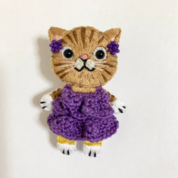 フリルキャミのお嬢さん トラ猫 の手刺繍ブローチ 1枚目の画像