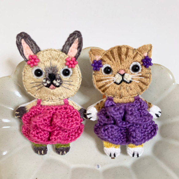 フリルキャミのお嬢さん トラ猫 の手刺繍ブローチ 4枚目の画像