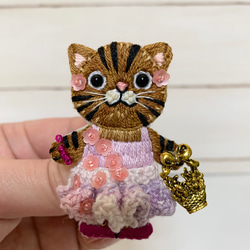 花籠を持ってお花見トラ猫 の手刺繍ブローチ 2枚目の画像