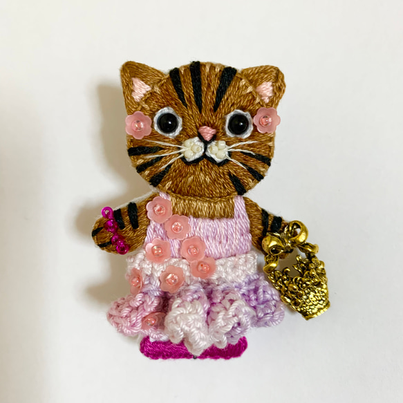 花籠を持ってお花見トラ猫 の手刺繍ブローチ 1枚目の画像