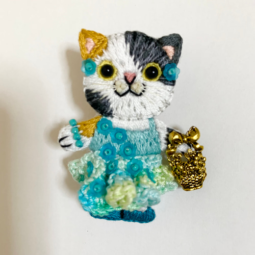 花籠を持ってお花見三毛猫 の手刺繍ブローチ ブローチ ren.(レンドット  
