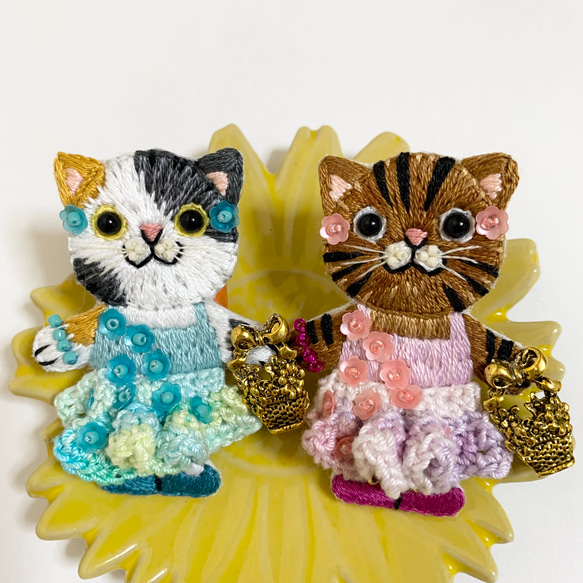 花籠を持ってお花見三毛猫 の手刺繍ブローチ 4枚目の画像