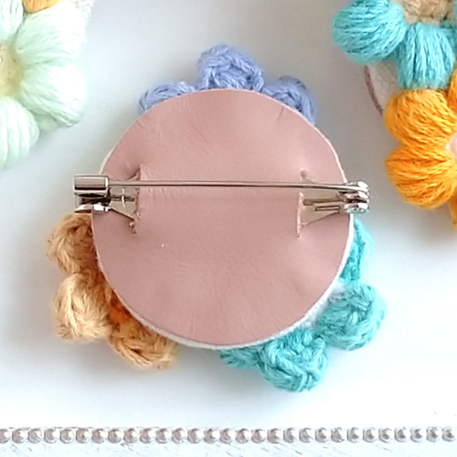✿色合せが可愛い刺繍糸で編んだお花のブローチ‪✿ ブローチ to‬