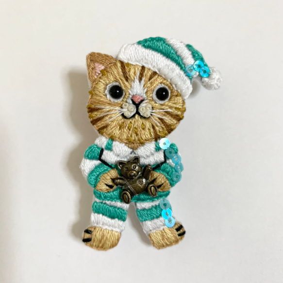 ミントグリーンパジャマの茶トラニャンコ の手刺繍ブローチ 1枚目の画像