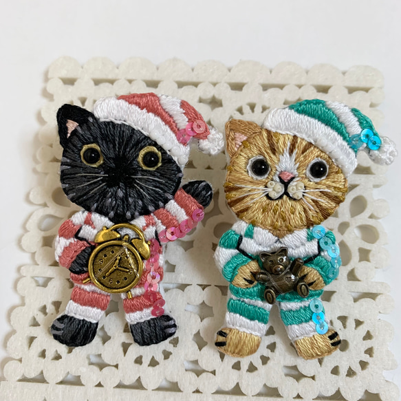 ピンクパジャマの黒ニャンコ の手刺繍ブローチ 4枚目の画像