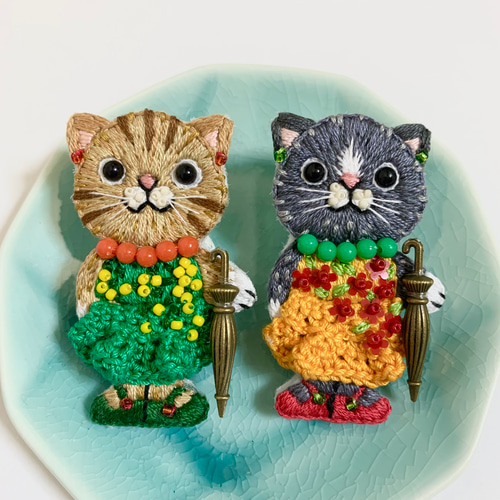 赤花ワンピのグレー猫 の手刺繍ブローチ ブローチ ren.(レンドット  