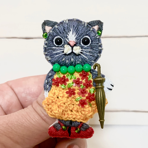 赤花ワンピのグレー猫 の手刺繍ブローチ ブローチ ren.(レンドット  