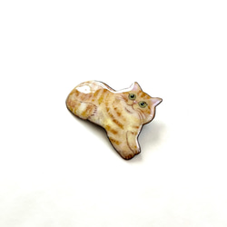 七宝焼　しっぽう焼き　茶トラ猫さんのブローチ 2枚目の画像