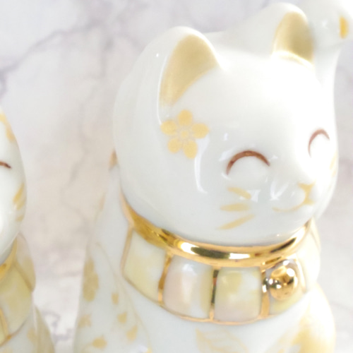 メタリックゴールドのフラワー柄招き猫（ペア） 磁器
