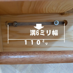 ２倍巻きトイレットペーパーホルダー　右側差し込み　杉板加工取り付けネジ再利用型ペーパー押さえ板付き　肉球　猫　天然木 3枚目の画像