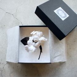 布花】シアーホワイトの蝶々ブローチ Bタイプ アートフラワー