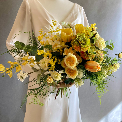 ラナンキュラスとミモザのブーケ ミモザと黄色のラナンキュラスを使っ