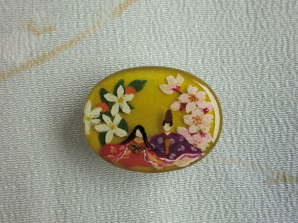 ひな祭りⅡ（桜・橘）＊手描きレジンの帯留め 1枚目の画像