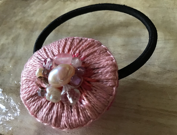 桃色淡水パールのヘアゴム 2枚目の画像