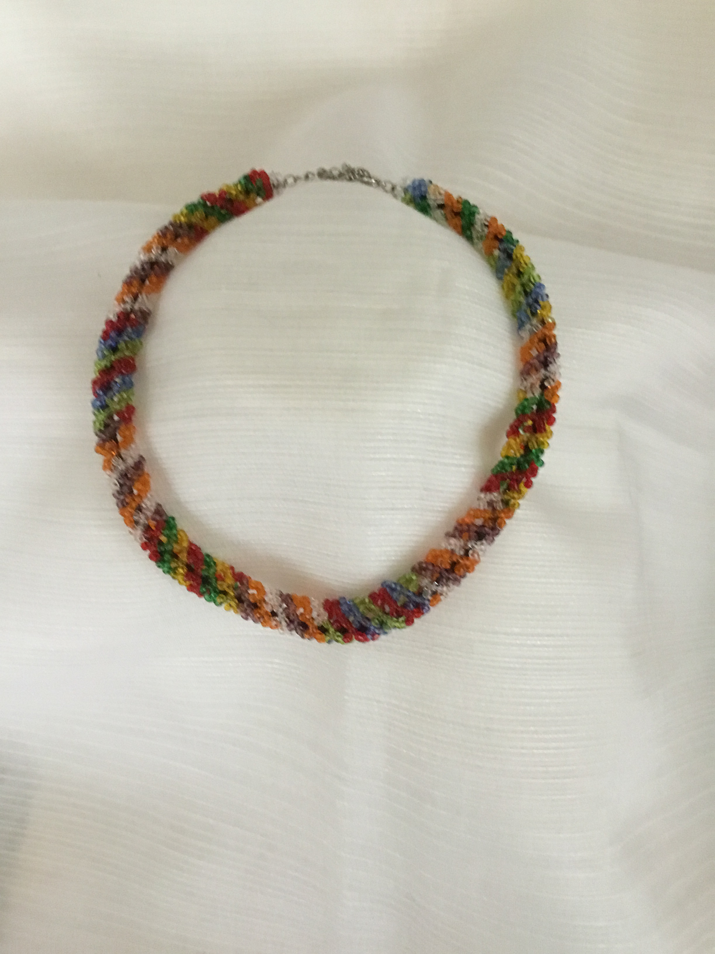 カラフルなビーズネックレス